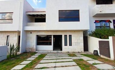 En venta casa en Altozano Lista para habitar y es nueva 3 recamaras 4 baños 2 cocheras