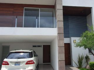 Rento preciosa casa amueblada en Lomas de Angelópolis primera sección muy amplia con áreas verdes, cochera techada para 2 autos,  3 recamaras  $33,000