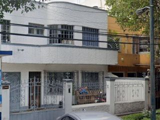 SE VENDE HERMOSA CASA A UNA CALLE DEL METRO VIADUCTO, REGALADA!