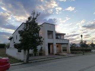 Lujosa Casa en Venta en Mayorazgo Residencial, Alberca, 4 recamaras y estudio, bodega, ecológica, clúster de Castilla