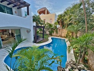 Casa con alberca y jacuzzi, en residencial privado, venta Playa del Carmen.