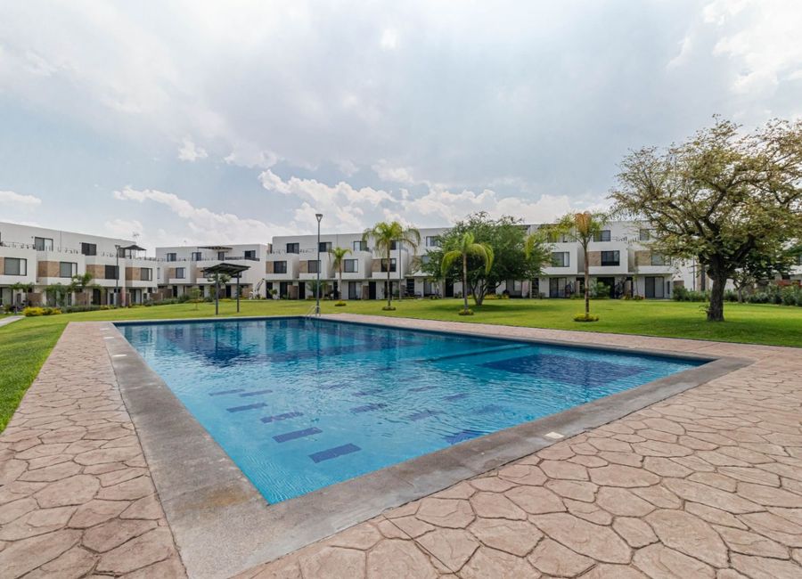 CASA EN VENTA CON ALBERCA Y JARDIN AL SUR DE CUERNAVACA | Lamudi.com.mx