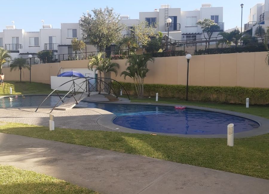 CASA CON ALBERCA Y SEGURIDAD AL SUR DE CUERNAVACA EN VENTA | Lamudi.com.mx