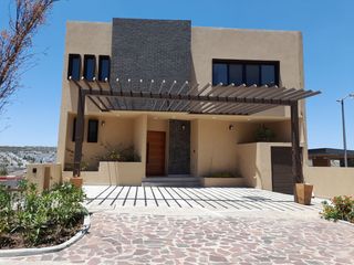Casa nueva en Altozano de 3 niveles con sótano enorme