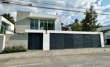 Residencia de lujo en Venta sobre Av. Naciones Unidas, Opción a 4 rec.