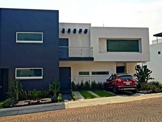 Renta de casa con 5 recamaras una en planta baja Cumbres del Lago Juriquilla