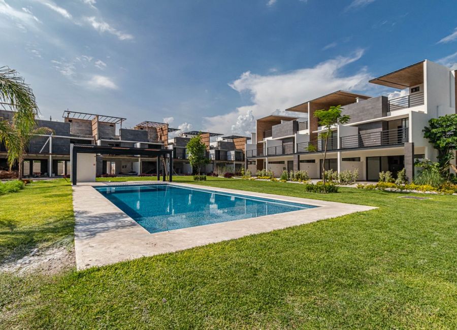 CASA AL SUR DE CUERNAVACA EN VENTA CON ALBERCA Y JARDIN | Lamudi.com.mx
