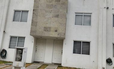 VENTA CASA 3 NIVELES EN FRACCIONAMIENTO "TRES CANTOS", COCINA AMPLIA, 3 RECÁMARAS CON BAÑO COMPLETO, SALA TV, ROOF GARDEN