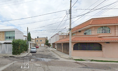 Casa con avenidas de fácil acceso entre Bldv. Las Américas, Marino Escobedo y Río de los Gómez. Muy cerca del centro de León.