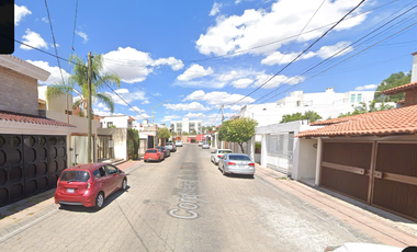Casa con excelente ubicación, entre avenidas Aguascalientes Norte y Blvd. Colosio. Muy cerca de Plaza Diamante y Centro Comercial Galerías.