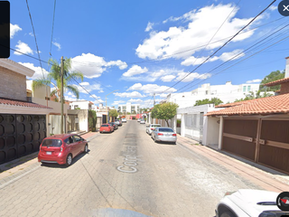 Casa con excelente ubicación, entre avenidas Aguascalientes Norte y Blvd. Colosio. Muy cerca de Plaza Diamante y Centro Comercial Galerías.