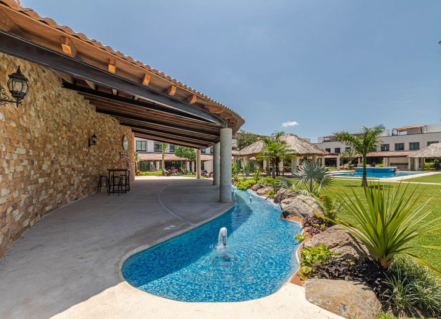 CASA CON ALBERCA Y JARDIN EN VENTA AL SUR DE CUERNAVACA | Lamudi.com.mx