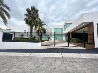 Residencia con alberca y cava en la zona más exclusiva de Juriquilla HOME801