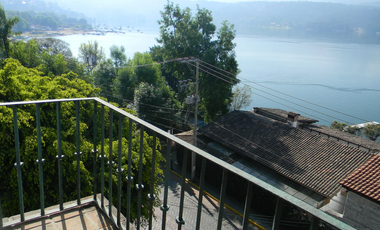 CASA EN REMATE CENTRO DE VALLE DE BRAVO CON PIE A LAGO A0512