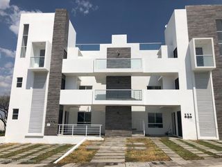 ZAKIA Vive la amplitud de una doble altura y disfruta tu propio roof garden HOME1440