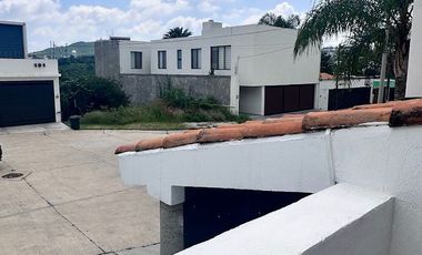 VENTA DE CASA EN GRAN JARDIN A UN LADO AREA VERDE
