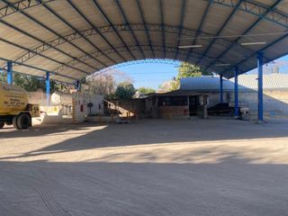 Terreno con local comercial