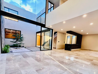 Residencia nueva de 4 recámaras en Altozano