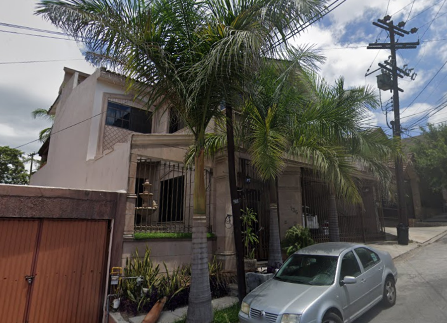 VENTA DE CASA EN LA COLONIA COLINAS DE SAN JERONIMO 5° SECTOR EN