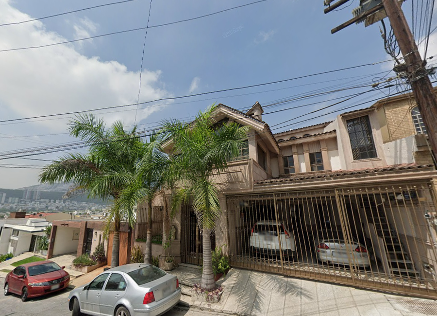 VENTA DE CASA EN LA COLONIA COLINAS DE SAN JERONIMO 5° SECTOR EN