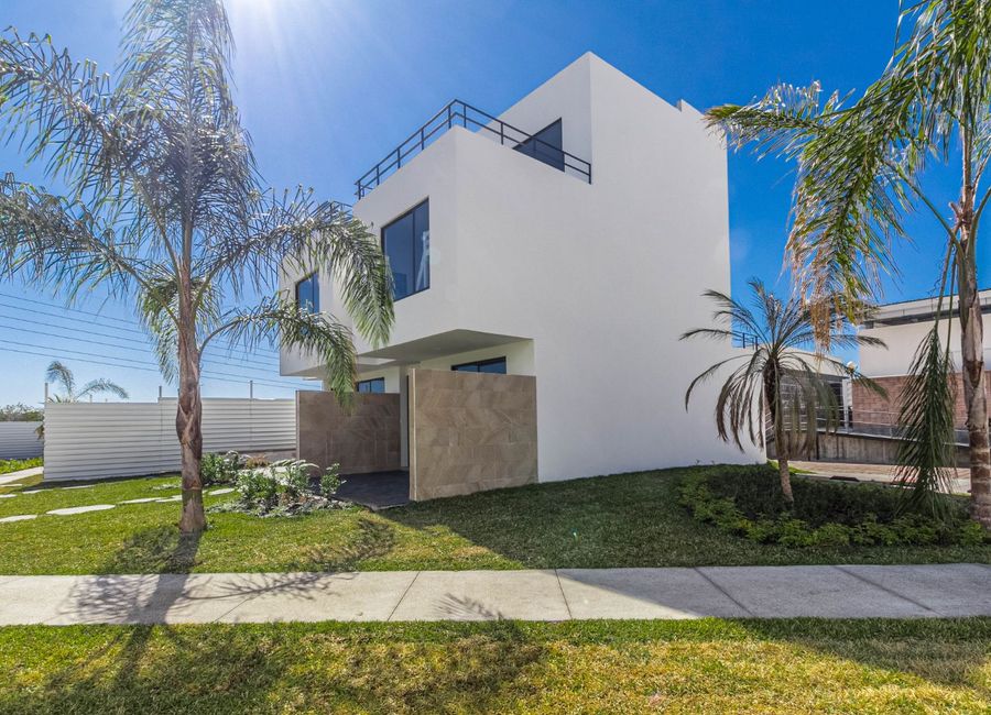 CASA CON ALBERCA Y JARDIN AL SUR DE CUERNAVACA EN VENTA | Lamudi.com.mx