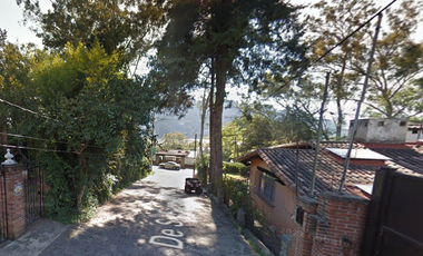Casa adjudicada en calle que da salida a la carretera Toluca – Valle, a escasos metros del Lago.