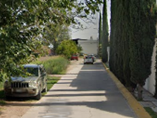 Casa en pequeño fraccionamiento con vigilancia, control de acceso y pequeño parque. Ubicado entre Av. Arroyo El Molino y Paseo de las Maravillas.