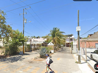 Excelente casa ubicada en colonia Parque Las Palmas, con 3 recamaras y 70m2, Muy cerca del Aeropuerto.