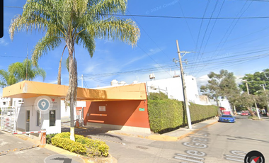 Casa ubicada en colonia Praderas de San Antonio, Zapopan, Jalisco. Con 3 recamaras y 178m2. Muy cerca de Walmart Calandrias.