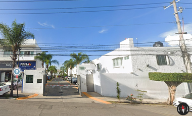 Casa ubicada en colonia La Palmita. Zapopan Jalisco. Con 2 recamaras y 101m2. A unos Minutos de LA Unidad Deportiva Tabachines.