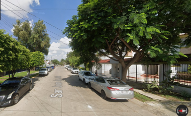 Casa ubicada en colonia Residencial Cordilleras, Zapopan, Jalisco. Con 3 recamaras y 194m2. Muy cerca del Walmart Niño Obrero.