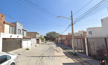 Excelente casa ubicada en colonia Fraccionamiento Lomas de Santa Anita, con 3 recamaras y 113m2, Muy cerca del Instituto Nacional de Aguascalientes.