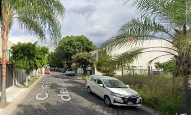 Excelente casa ubicada en colonia Real Valdepeñas, Zapopan Jalisco con 4 recamaras y 135m2. A unos minutos de la Unidad deportiva Flores Magón.