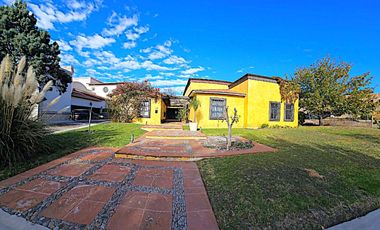 VIVE EL ENCANTO DEL ESTILO MEXICANO EN EL CAMPANARIO, AMPLIA RESIDENCIA, GRAN JARDÍN, TERRRAZA