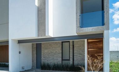 Casa frente a Parque en Venta en Valle Imperial Coto Maples 1, CP. 45134, Zapopan, Jal.