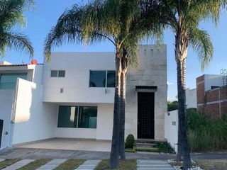 CASA EN VENTA RECIÉN REMODELADA EN BARRANCA DEL REFUGIO
