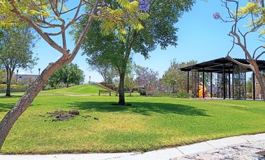 Residencia de Lujo en El Campanario | 3 Suites, Cuarto de visitas, Oficina, 4 Autos, Cuartos de Servicio, Bodegas y Frente a Parque