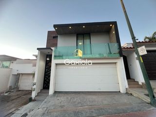 Se RENTA casa en privada del Rey con acceso controlado y área común, cerca de Walmart 68