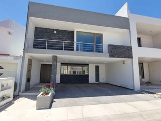 casa en renta en mina moran zona plateada, estudio, 3 recámaras super amplias, sala de tv, roof Garden, con cuarto de servicio