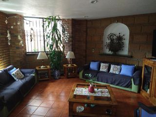BONITA Y UBICADA CASA DE 3 RECÁMARAS EN LOMAS HIDALGO.