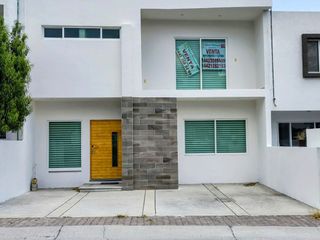 VENTA   CASA EN EL REFUGIO
