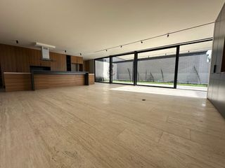 Casa con grandes espacios en Área Social y 4 Recámaras con Baño Completo