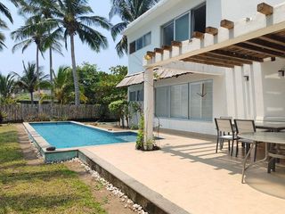 CASA EN VENTA CON ALBERCA, A ORILLA DEL MAR EN EL ZAPOTE, VERACRUZ