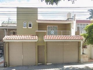 Casa En Remate Bancario En Paseo De Los Tamarindos, Tabachines, Zapopan, Jalisco