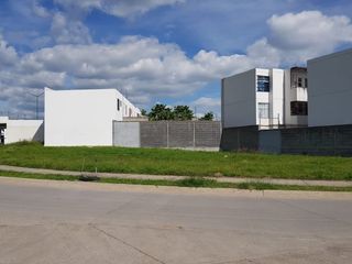 Atractivo terreno en renta - Héroes León - En Esquina.
