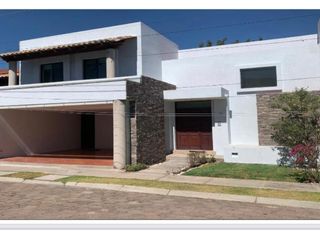 RESIDENCIA EN FUNDADORES DE ZAVALETA - RENTA $25,000.00 con mante incluido.