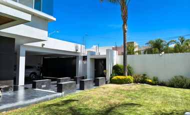 Residencia Contemporánea con Alberca, Paneles Solares y Módulos de Entretenimiento | 880 m² Terreno / 660 m² Construcción – Cañada Juriquilla, Queréta
