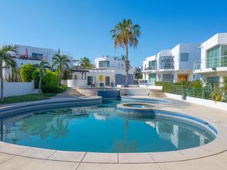 Casa en venta en Cabo San Lucas en Vistana del Cabo en corredor turístico