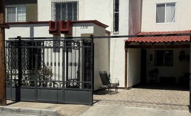 CASA DE DOS PISOS EN VENTA EN FRACCINAMIENTO MINERVA