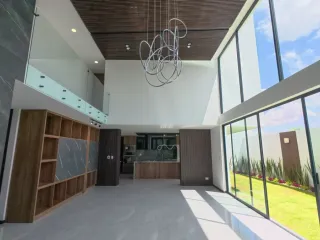 Casa en Venta en Lomas de Angelópolis Sofisticada Opción  con acabados Premium, Residencia con Excelente Ubicación Frente a Barrio Cascatta